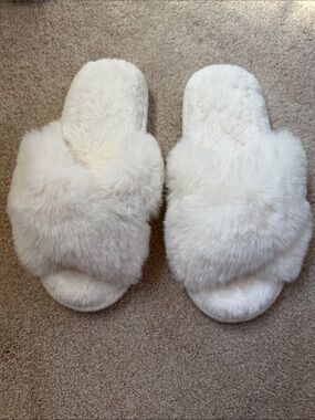 Slippers, faux fur size 8 NWOT Women's Cream Faux Fur Slide Slipper